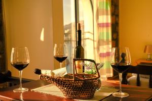 乌尔齐尼苏珊娜公寓式酒店的一张桌子,上面放着两杯葡萄酒和一个篮子