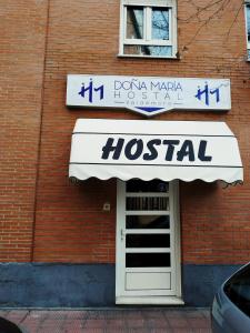 瓦尔德莫罗Hostal Doña María的砖楼门上的医院标志