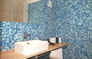 内维兹国际之家港口与落水洞酒店的浴室设有白色水槽和蓝色瓷砖