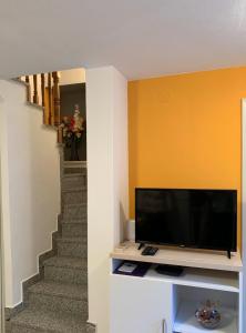 斯顿Apartman Kalinić的一间带电视和楼梯的客厅