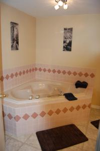 Barrière蒙特卡洛汽车旅馆的带浴缸的浴室,铺有粉红色的瓷砖