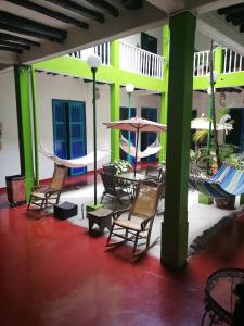 瓜杜阿斯Hostel La Casona 1859的庭院配有桌椅和秋千。