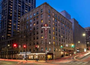 西雅图太平洋行政酒店的城市街道上的一个大型建筑