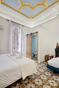 巴塞罗那赫罗纳旅馆的一间卧室设有一张带金色天花板的床