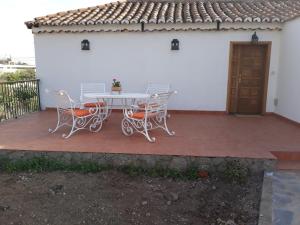 圣卢西亚El Regalo de mis Abuelos的一个带桌椅的庭院和一座房子
