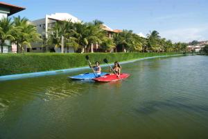 福塔莱萨Aquaville Resort的两个人在水中划桨板