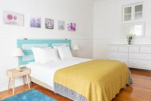 里斯本Casa da Avenida Lisboa的一间卧室配有一张带黄色毯子的大床