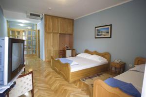 科托尔玛利雅2号旅馆的一间卧室配有一张床和一台平面电视
