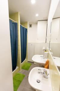 布达佩斯Spicy Hostel的浴室设有2个水槽和2面镜子