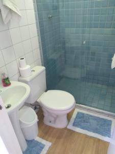 库里提巴Minha casa é sua casa的浴室配有卫生间、盥洗盆和淋浴。