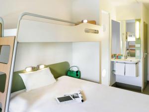 普拉特恩巴塞尔普拉特恩宜必思快捷酒店的一间卧室配有一张带摄像头的床