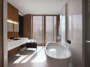 曼谷 SO/ 酒店的一间浴室
