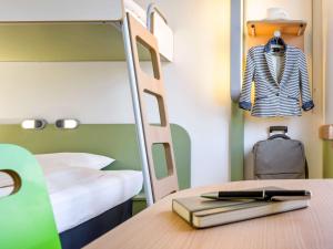 德累斯顿市宜必思快捷酒店客房内的一张或多张双层床