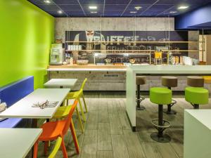汉堡汉堡市宜必思快捷酒店的餐厅拥有绿色的墙壁和桌椅