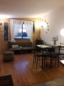 瓦尔迪维亚departamento valdivia的客厅配有桌椅和窗户。