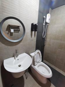 沙敦Pakarang Resort的一间带水槽、卫生间和镜子的浴室