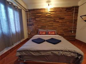 沙敦Pakarang Resort的一间卧室配有一张带两个枕头的床