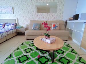 班吉Comfort Zone Premium Guesthouse @ Evo Bangi的客厅配有桌子和沙发