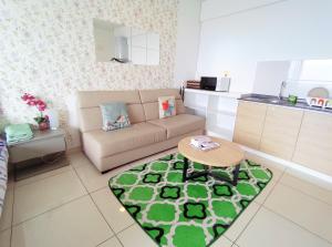 班吉Comfort Zone Premium Guesthouse @ Evo Bangi的客厅配有沙发和桌子