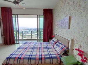 班吉Comfort Zone Premium Guesthouse @ Evo Bangi的一间卧室设有一张床和一个大窗户