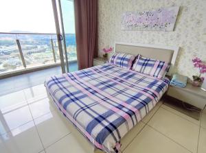 班吉Comfort Zone Premium Guesthouse @ Evo Bangi的一间小卧室,配有床和窗户