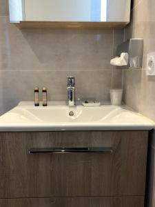 艾克斯莱班La Maison Elisa的浴室设有白色水槽和镜子