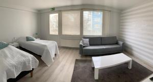 拉彭兰塔Gasthaus Kantolankulma的客厅配有沙发和1张床