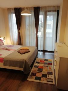 索非亚Apartments Sofia Yavorov的卧室配有两张床,地板上铺有地毯。