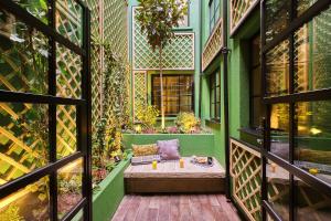 伦敦The Gyle的绿色建筑中一个带沙发的阳台