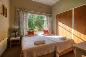 萨比Merry Pebbles Resort的一间卧室设有两张床和大窗户