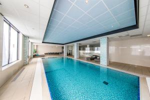 伦德Fletcher Hotel-Restaurant Jagershorst-Eindhoven的一座拥有蓝色天花板的大型游泳池