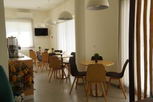 巴尔基尼亚新镇Barquinha Nature House的用餐室配有桌椅