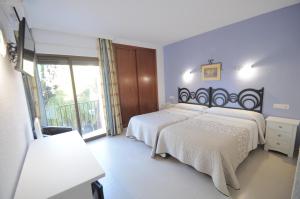 阿尔姆尼卡戈雅酒店的一间卧室设有两张床和大窗户
