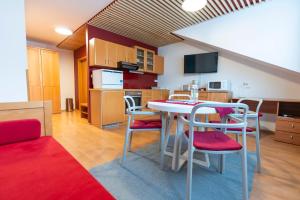 博希尼TD渤兴公寓的厨房以及带桌椅的用餐室。