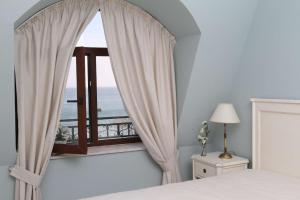 卡瓦尔纳阿莱格拉别墅酒店的一间卧室设有海景窗户