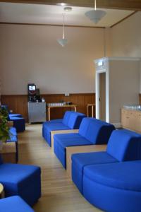 利兹欣斯利大楼酒店的一间设有蓝色沙发和电视的等候室
