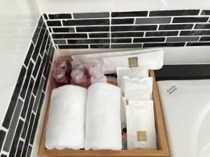 华欣Origin hua hin poolvilla的冰箱内带毛巾和卫生纸的抽屉