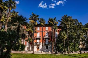 奥帕提亚Amadria Park Hotel Sveti Jakov的一座棕榈树建筑