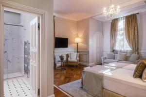 奥帕提亚Amadria Park Hotel Sveti Jakov的客厅配有床和沙发