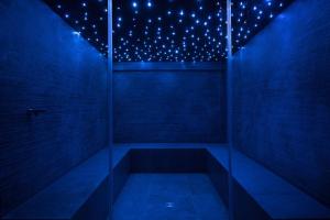 卢加诺斯普莱迪德皇家酒店的深色浴室设有蓝色灯光淋浴