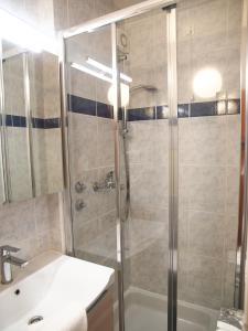 伯德古拉奥罗拉酒店的带淋浴和盥洗盆的浴室