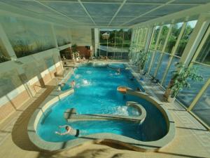 托尔拉Spa酒店内部或周边的泳池