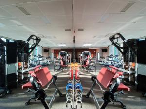 托伊拉托尔拉Spa酒店的健身房提供滑雪板和健身自行车