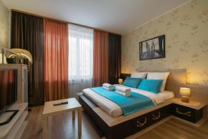 下瓦尔托夫斯克Five Stars Exquisite Taste的一间卧室配有一张带蓝色枕头的大床