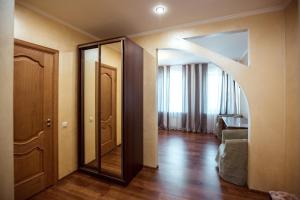 基姆雷Chaika Hotel的带镜子的房间和带沙发的客厅