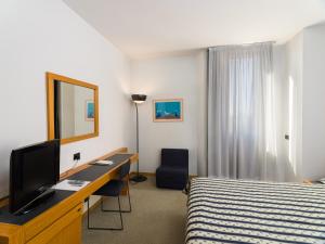 莱切迪斯阿诺与议会大酒店的酒店客房配有一张床和一张书桌及一台电视