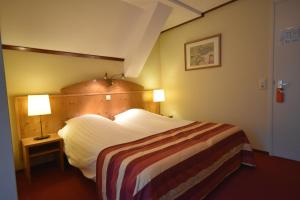 巴勒哈姆斯泰德托伦霍夫酒店的酒店客房,配有一张床和两盏灯
