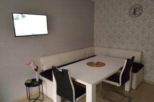 科隆Nice Appartement near TradeFair and City 8 Min.的客房内的白色桌椅