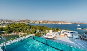 雅典Four Seasons Astir Palace Hotel Athens的享有水景的游泳池