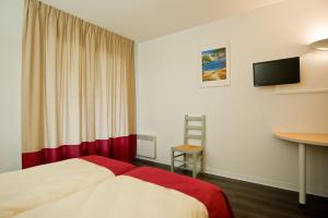 萨尔VVF Pays Basque Sare La Rhune的酒店客房配有两张床和一张书桌